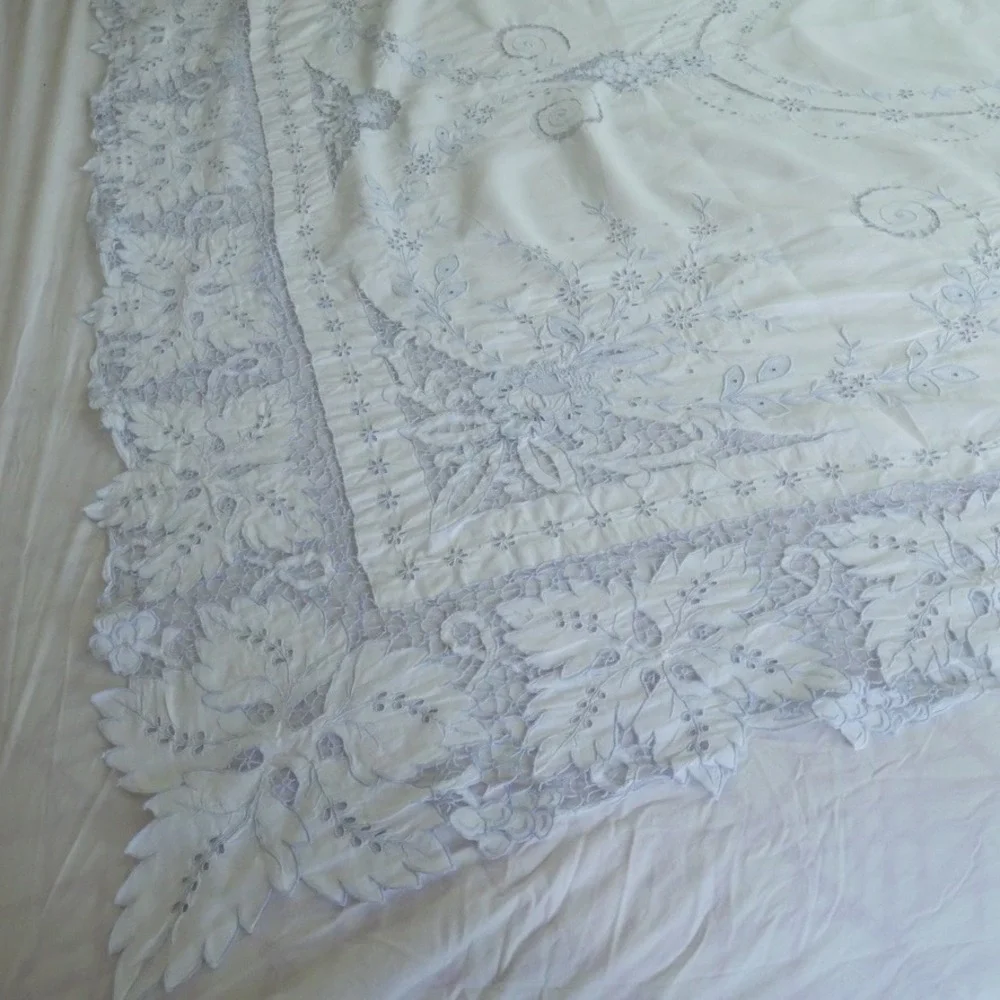 Vintage White Lace Cutwork Tablecloth Floral Madiera Embroidery Bleu White 79x64